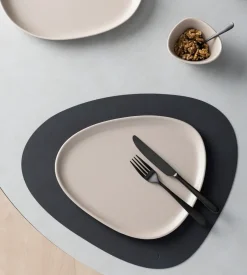 LIND DNA Curve Stoneware plate 26x30 cm, Sand Beige Outlet