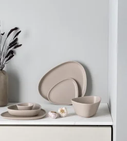 LIND DNA Curve Stoneware plate 26x30 cm, Sand Beige Outlet