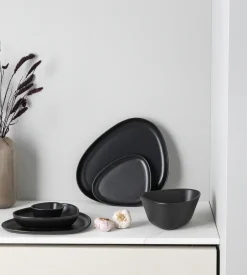 LIND DNA Curve Stoneware serving saucer 30x35 cm, Black Hot