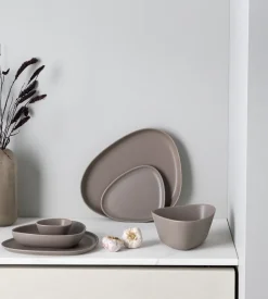 LIND DNA Curve Stoneware small plate 19x22 cm, Warm Grey GreyBeige New