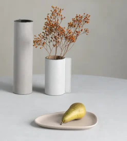 LIND DNA Curve Stoneware small plate 19x22 cm, Sand Beige