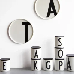 Design Letters cup, E BlackWhite