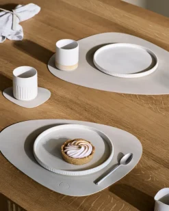 LIND DNA Nupo placemat curve L, Oyster white Grey Hot