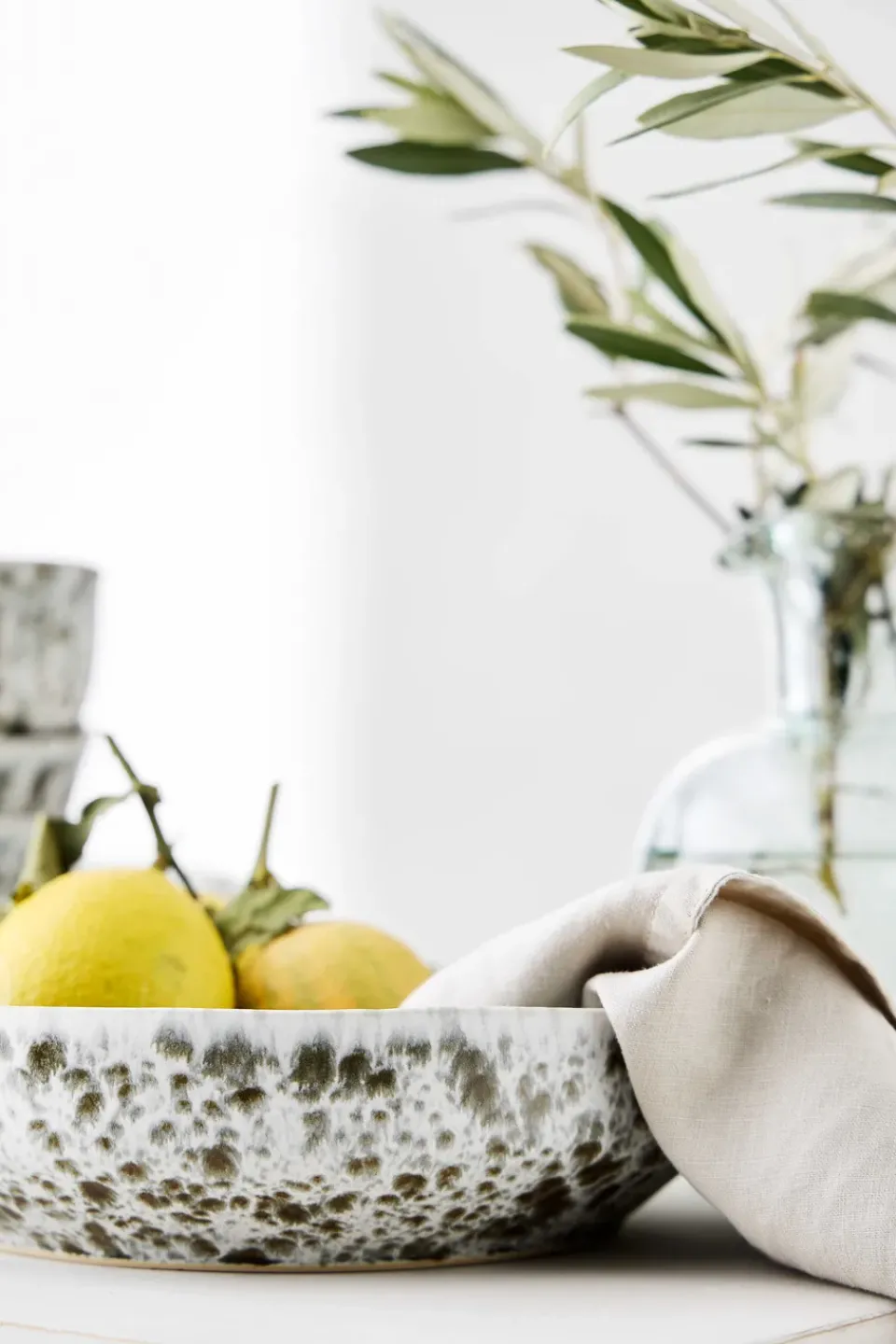 Tell Me More Rivoli serving bowl Ø22.5 cm, Green splatter WhiteGreen Clearance