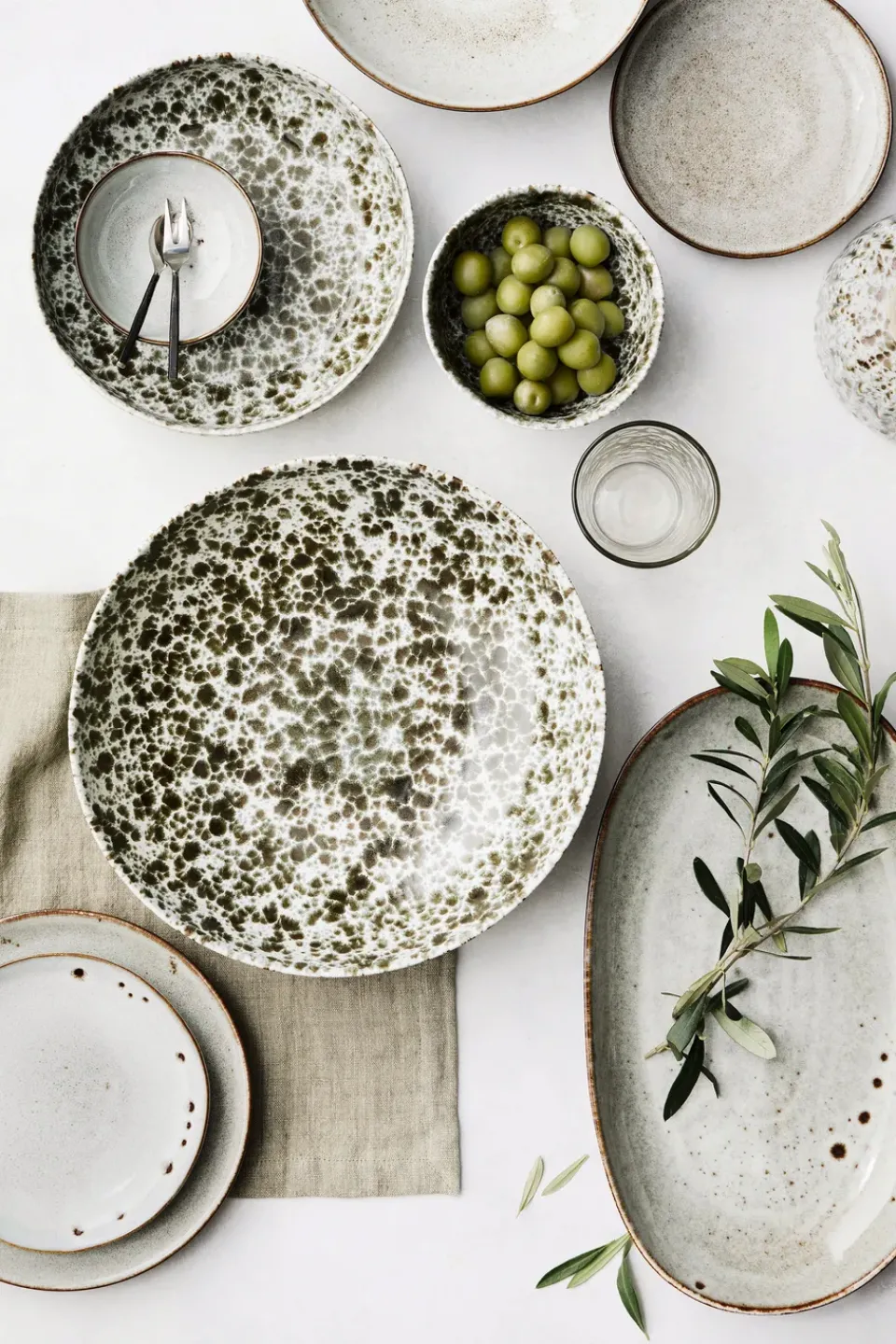 Tell Me More Rivoli serving bowl Ø22.5 cm, Green splatter WhiteGreen Clearance