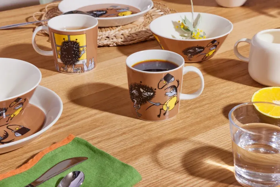 Moomin Arabia Stinky in action Moomin mug, Brown Clearance