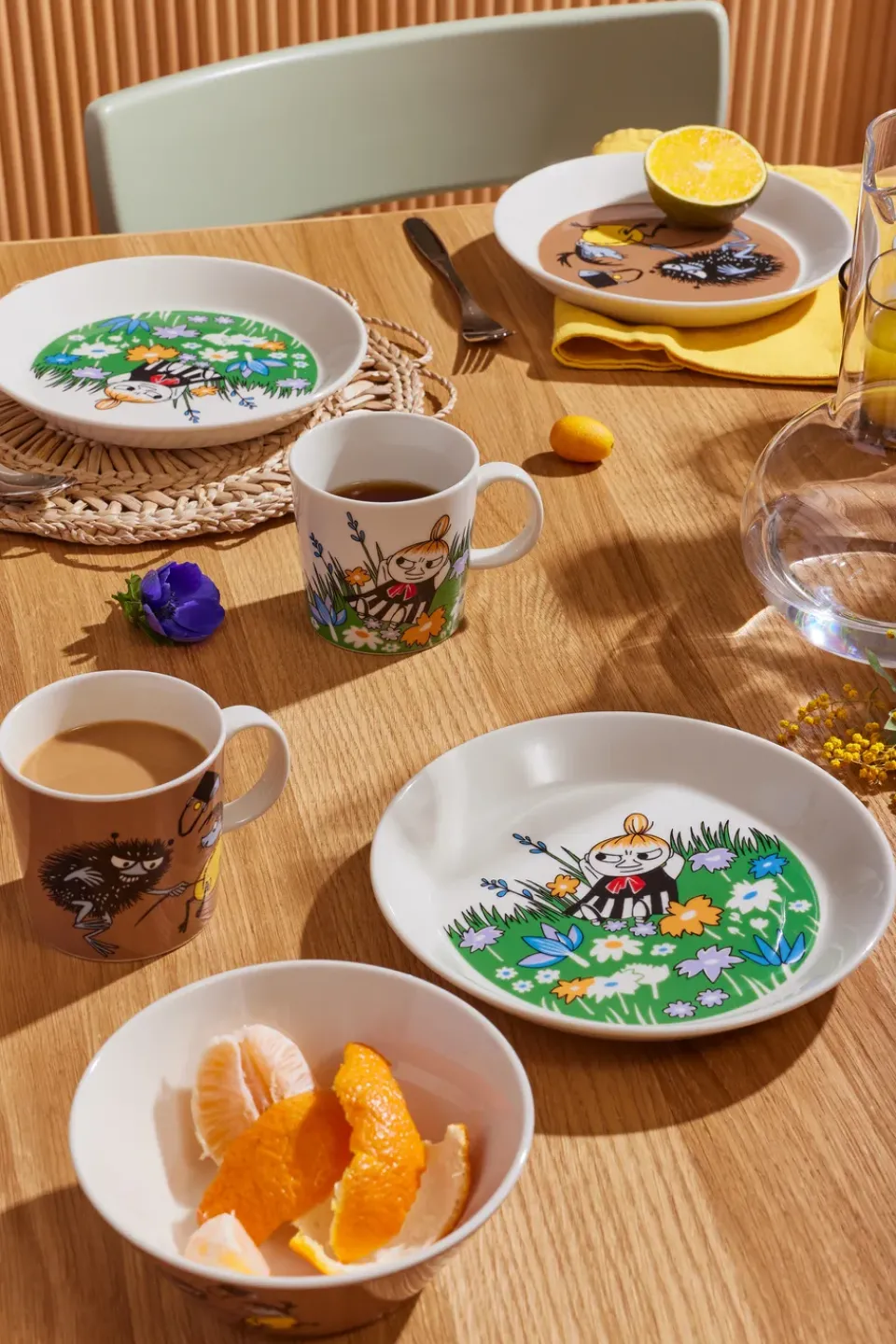 Moomin Arabia Stinky in action Moomin mug, Brown Clearance