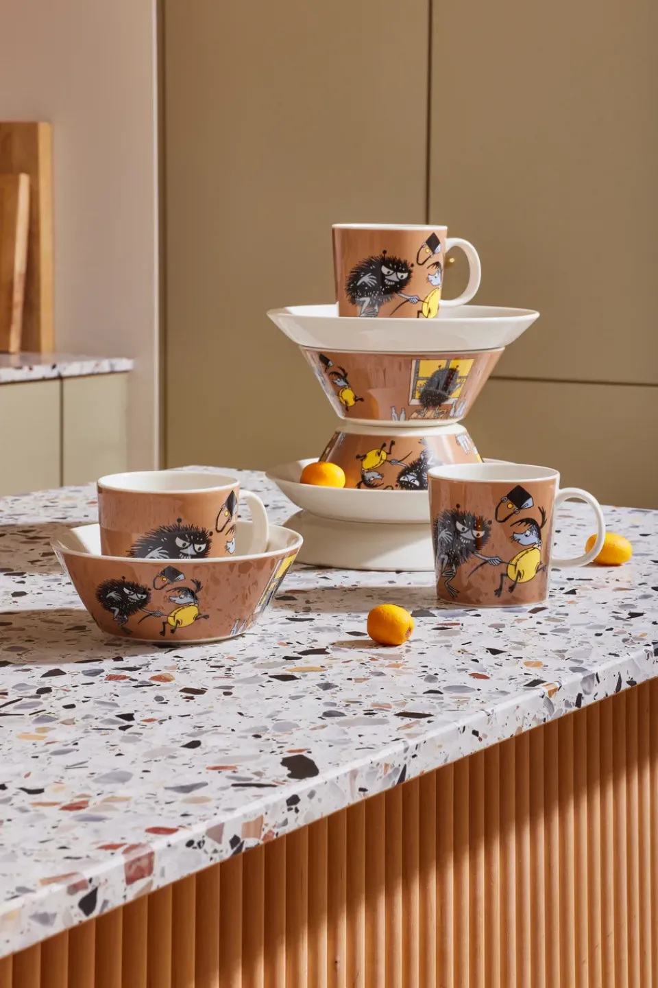 Moomin Arabia Stinky in action Moomin mug, Brown Clearance