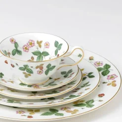 Wedgwood Wild Strawberry plate, Ø 23 cm MultiWhite New